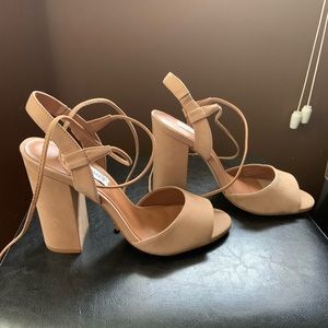 Steve Madden size 8 tie up nude heel